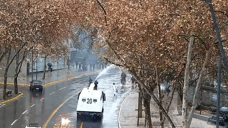 Se agudiza la crisis en Liceo Lastarria: Encapuchados irrumpen las calles, mientras Matthei presenta querella