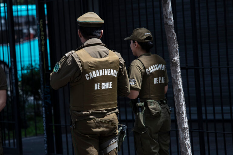 Operativo por violencia intrafamiliar en La Florida terminó con hombre herido a bala: Intentó agredir a carabineros con un machete