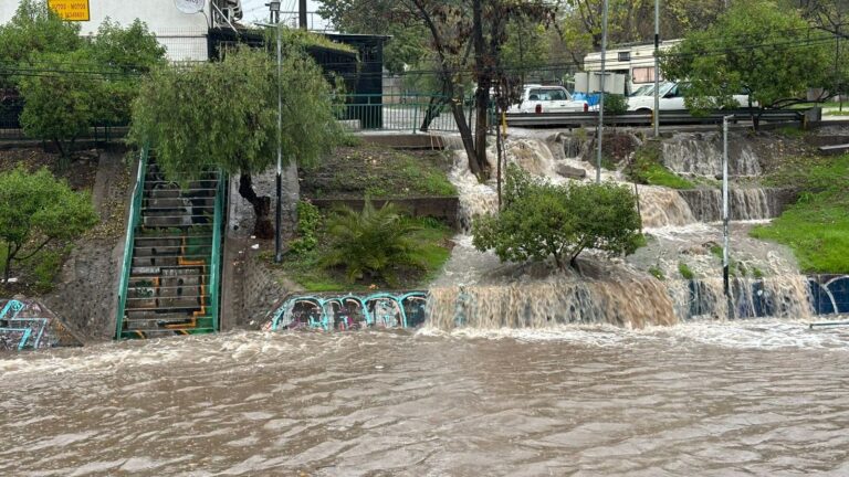 Inundación en Lo Espejo: Reportan ingreso de aguas servidas por lavamanos y duchas de viviendas