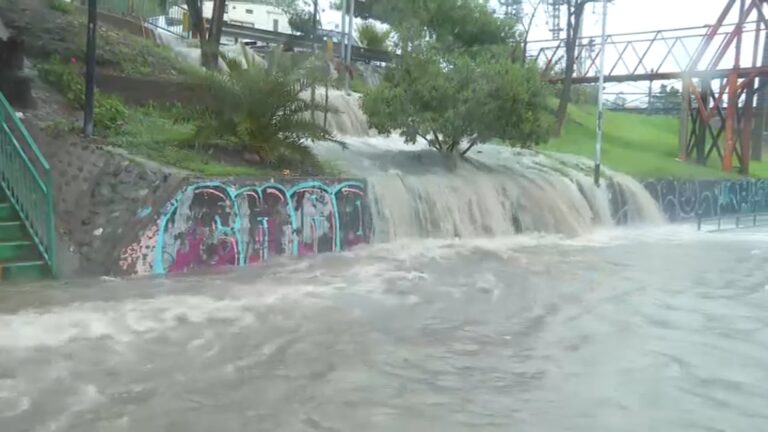 Impresionante “cascada” en paso bajo nivel de Lo Ovalle: Sector está completamente inundado