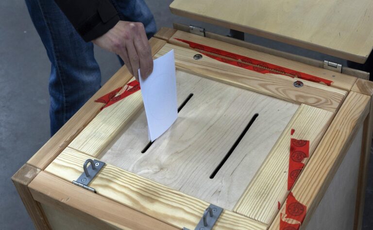 Europa: La extrema derecha avanza en las parlamentarias, pero el centro sigue en pie