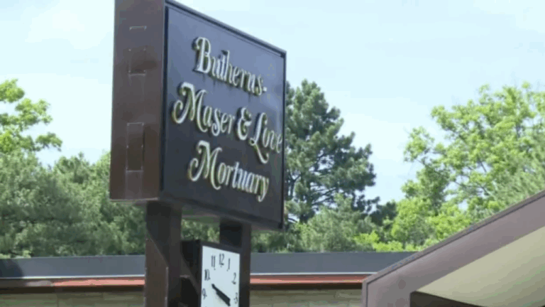 Trabajador de funeraria estadounidense encontró a una mujer respirando 2 horas después de ser declarada muerta