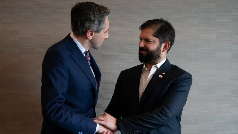 Presidente Boric se reúne con primer ministro de Irlanda y asegura 
