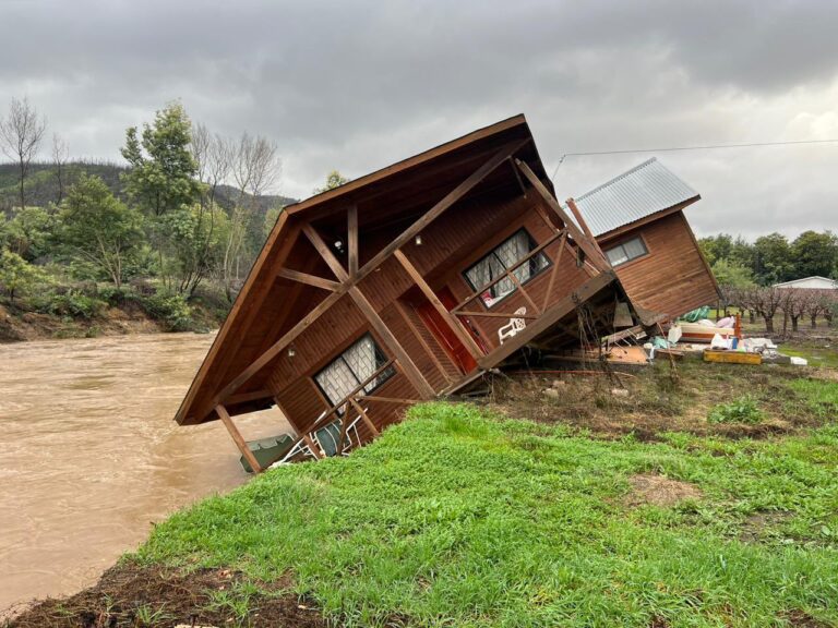 Casa se encuentra a punto de caer al Río Coyanco en Quillón tras aumento del caudal