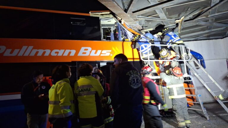 Bus de dos pisos choca contra puente ferroviario en San Bernardo: Una persona resultó lesionada