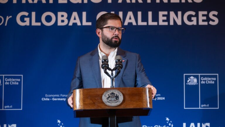 Exministro de Piñera critica a la oposición que exige suspender la gira de Boric: “Es demagogia y pequeñez”