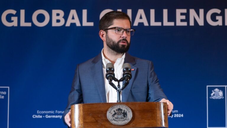 Presidente Boric se disculpa en Alemania a nombre del Estado con chilenos exiliados por la dictadura