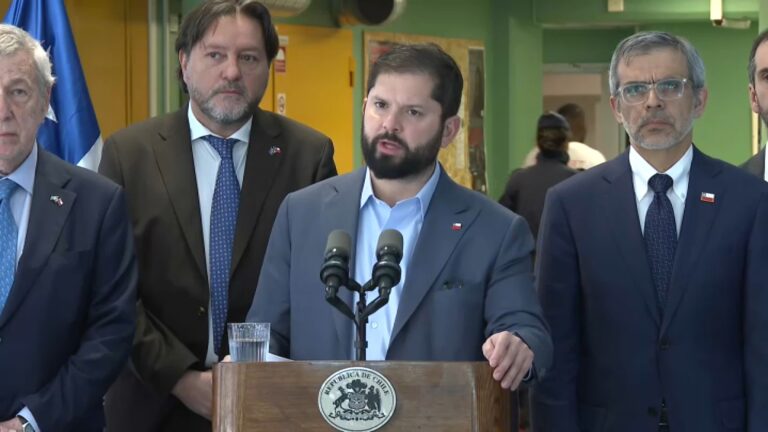 Presidente Boric suspende actividades de su gira por Europa para monitorear el sistema frontal