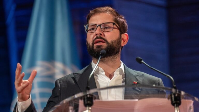 Boric dice que Argentina se disculpó, pero advierte: “Deben retirar los paneles solares a la brevedad o lo haremos nosotros”