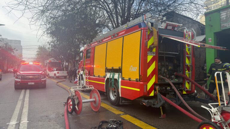 Intenso incendio afecta seis viviendas en Independencia