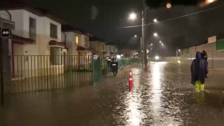 Una semana con las casas inundadas: Intensas lluvias generan anegamiento en Isla de Maipo