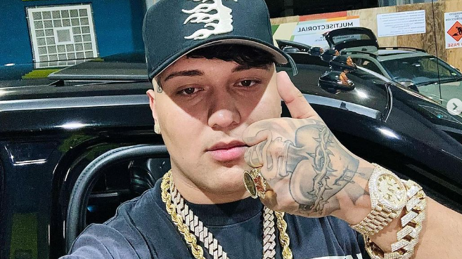 Cuatro cadenas de oro y las llaves del automóvil: Violento robo sufrió un cantante del género urbano en Maipú