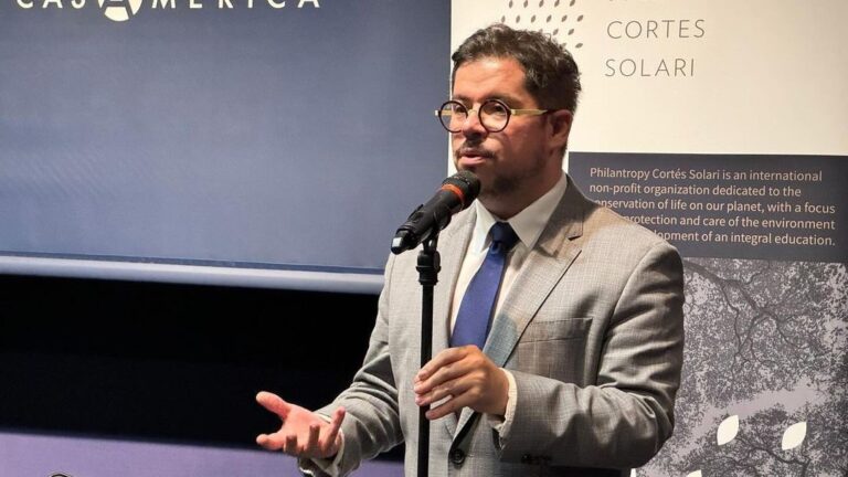 Embajador Velasco dice que sus polémicas declaraciones sobre relación militar con España fueron “sacadas de contexto”