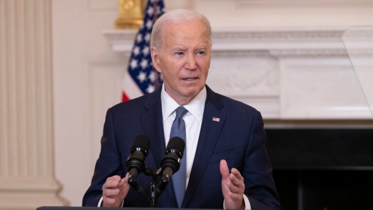 Biden califica a Trump de “delincuente convicto” y “desquiciado” tras acusación de intervención judicial
