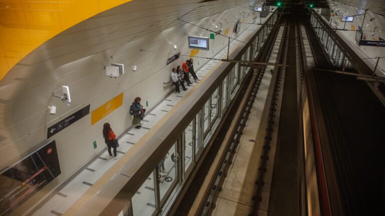 Continúan los trabajos de drenaje: Metro de Santiago comienza su jornada con servicio parcial en Línea 3