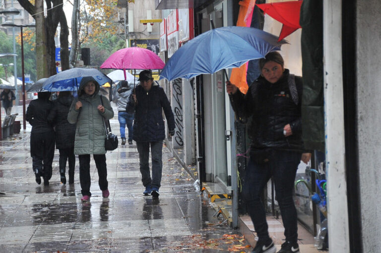 ¿A qué hora y hasta cuándo llueve esta semana en Santiago?