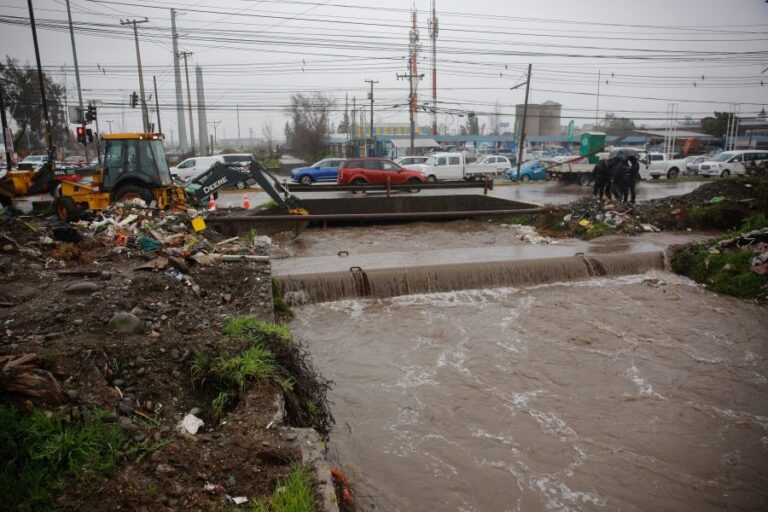 Alerta por nuevo sistema frontal: Senapred destaca trabajos preventivos en puntos críticos de la Región Metropolitana