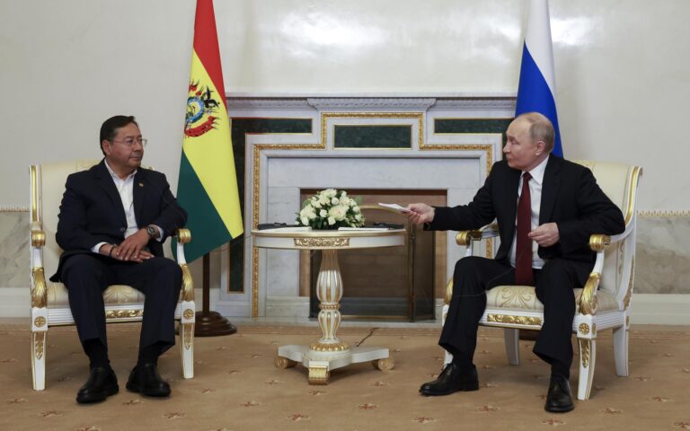 Bolivia anuncia proyecto para producir baterías de litio con Rusia