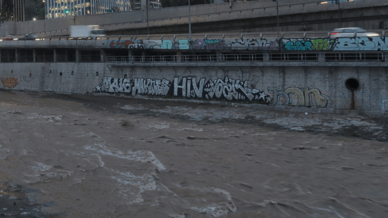 Hallan persona muerta en el lecho del río Mapocho