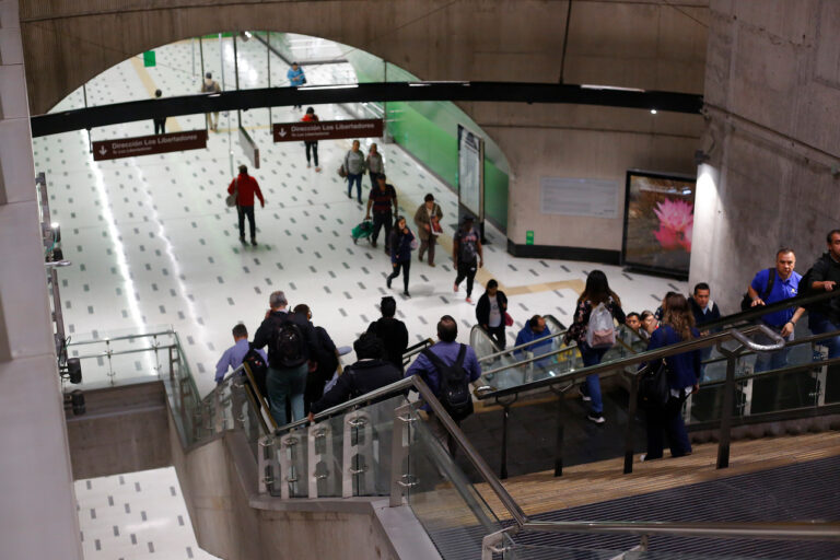 Por problemas en Línea 2 y 6: El justificativo de Metro de Santiago para trabajadores y estudiantes