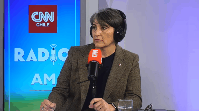 Ministra de Salud revela que grupos de antivacunas han ido a funarla a su casa