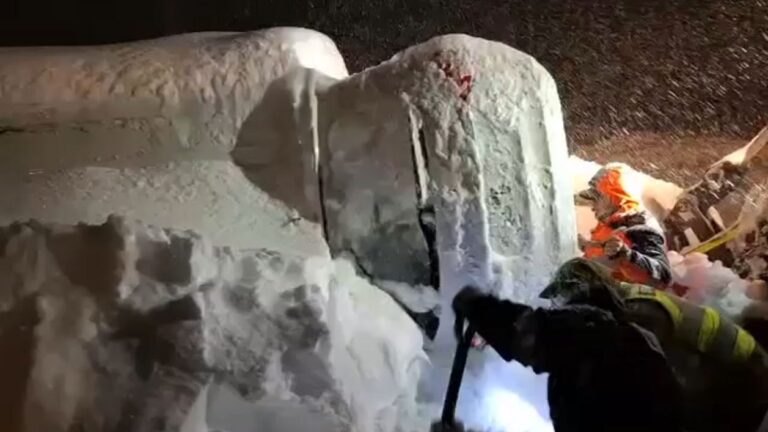 Tras deslizamiento de nieve: Rescatan a hombre que quedó atrapado al interior de su vehículo camino a Valle Nevado