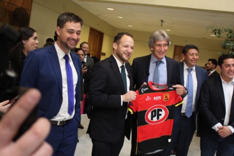 Con camiseta de Rangers incluida: Cámara homenajea a Manuel Pellegrini