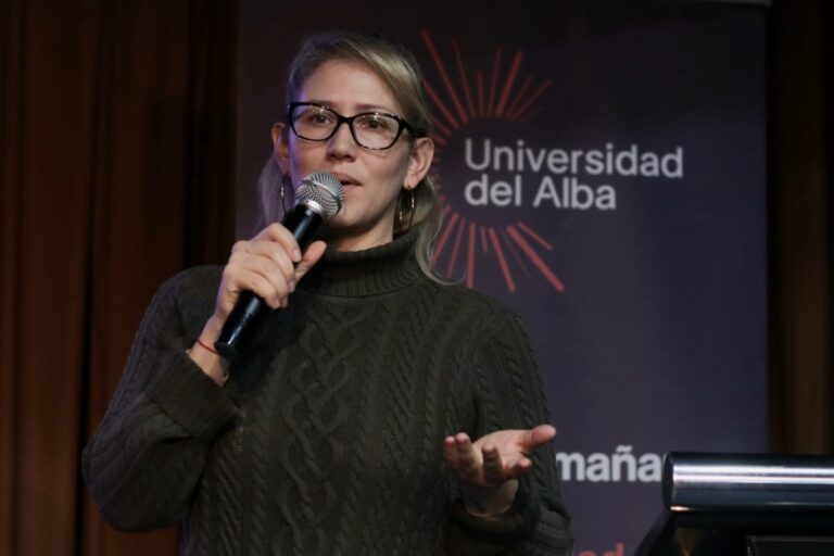 Exembajadora de Guaidó en Chile imparte talleres de integración social a migrantes para 