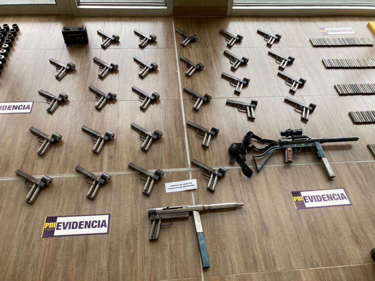 PDI desbarató fábrica clandestina de armas de fuego en Los Ríos: Elaboraban pistolas 9 mm y escopetas hechizas