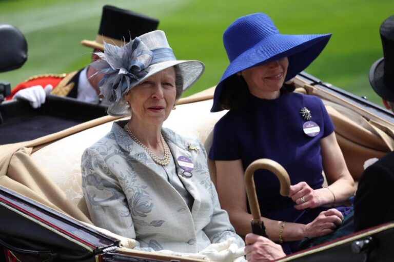 Princesa Ana, hermana del rey Carlos, es hospitalizada tras sufrir heridas leves en la cabeza