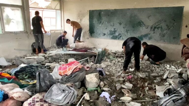 Ataque aéreo israelí mata a decenas de refugiados en una escuela de la ONU: Fue realizado en medio de la noche