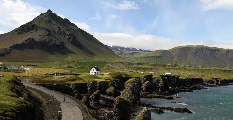 Chile firma acuerdo de Working Holiday con Islandia: Estos son los requisitos