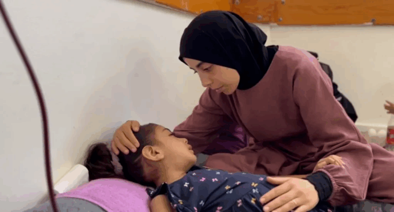 Niños heridos y enfermos abandonan la asediada Gaza en la primera evacuación médica en semanas