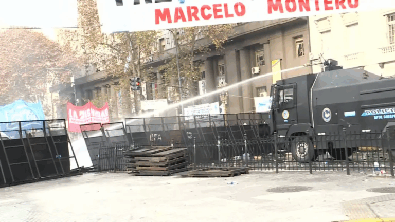 Registran protestas y violentos incidentes en Argentina durante la discusión de la 