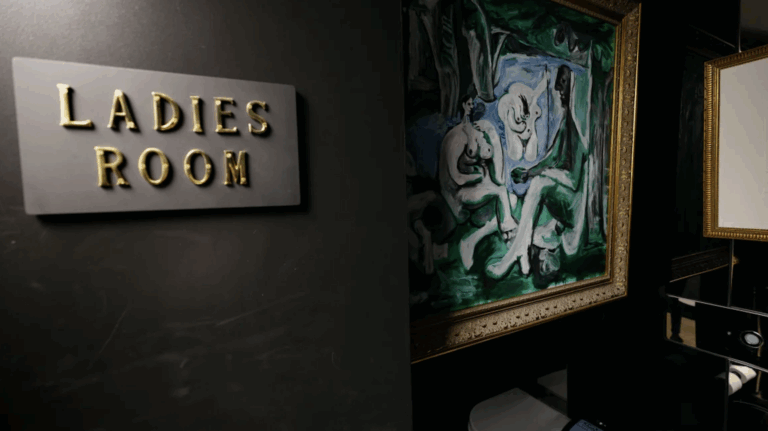 Hombre demanda por discriminación a museo que exhibía obras de Picasso en un baño de mujeres