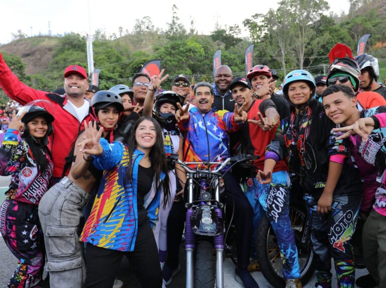 Nicolás Maduro declara las piruetas en motocicletas como deporte nacional de Venezuela