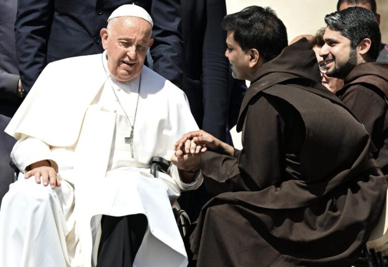 Papa Francisco habría repetido insulto homofóbico en reunión a puertas cerradas