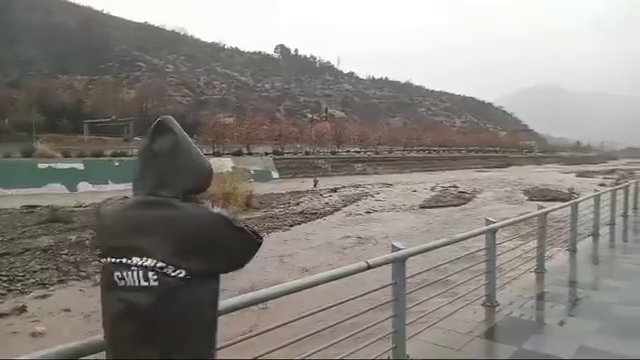 Carabineros rescató a hombre que estaba siendo arrastrado por el Río Mapocho