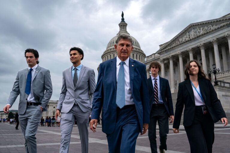 Tras baja de Biden: Senador Manchin está considerando regresar al partido Demócrata para competir con Kamala Harris