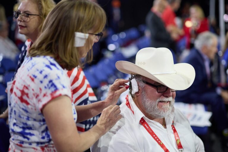 Orejas vendadas en solidaridad con Trump: Fanáticos del expresidente imitan look en conferencia republicana