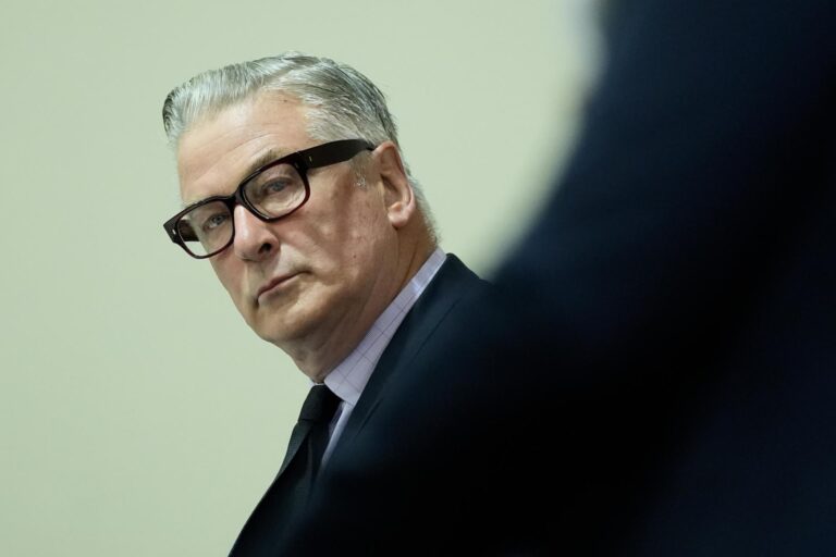 Juez desestima cargo de homicidio involuntario contra Alec Baldwin tras la muerte de Halyna Hutchins