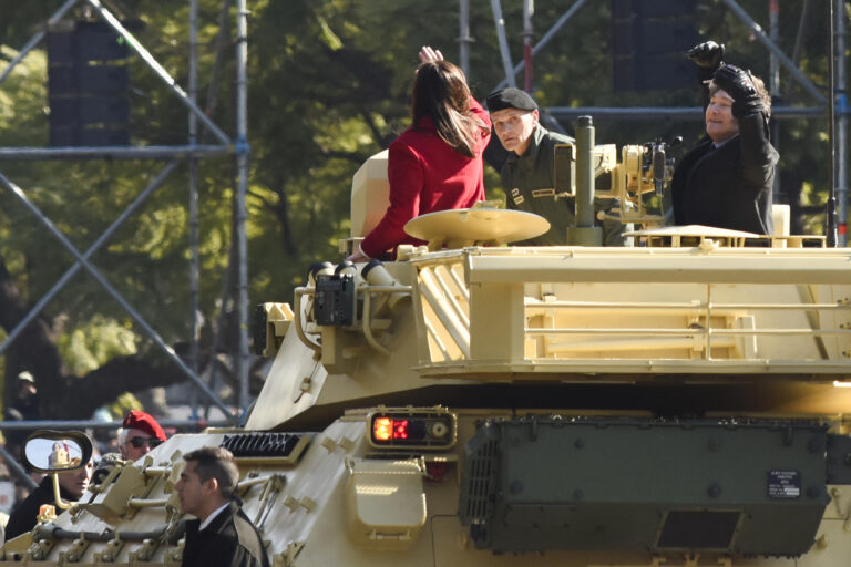 Milei protagoniza presentación arriba de un tanque en desfile del Día de la Independencia de Argentina