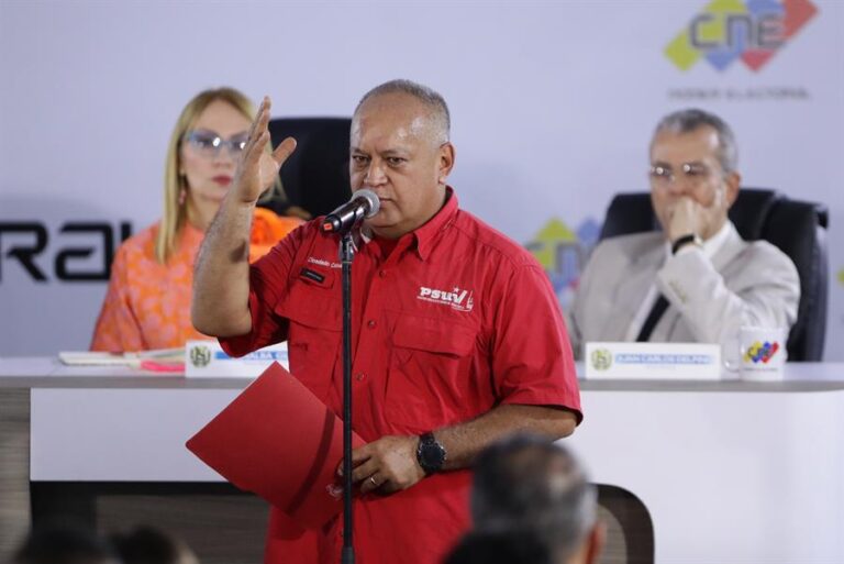 Diosdado Cabello acusa al Presidente Boric de venderse a las transnacionales: 