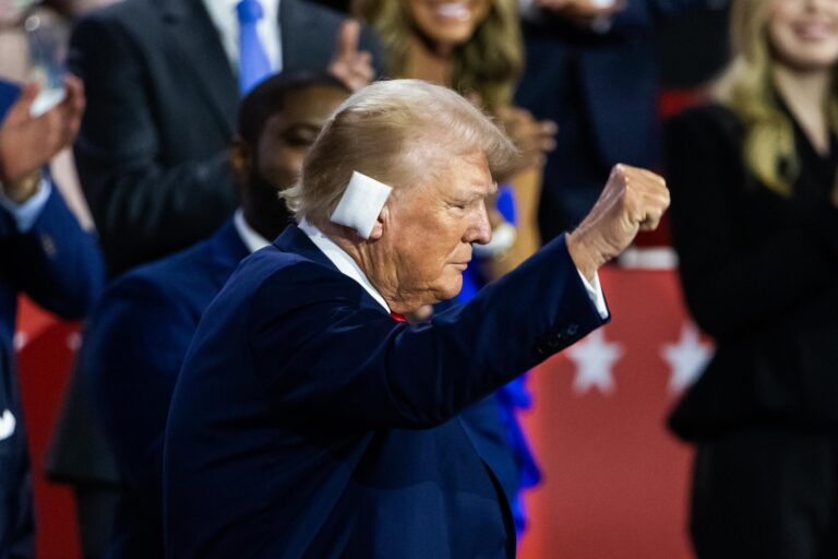 Tras intento de asesinato: Donald Trump reaparece con su oreja vendada en convención republicana