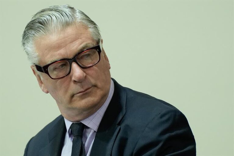 Esposa de Alec Baldwin revela que el actor “se quería suicidar” tras el incidente fatal en el set de 