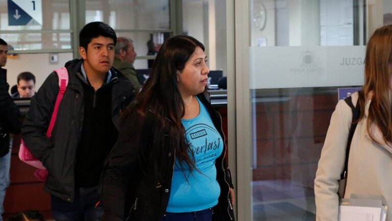 Fisco deberá indemnizar con $100 millones a Lorenza Cayuhan, interna que dio a luz engrillada en 2016