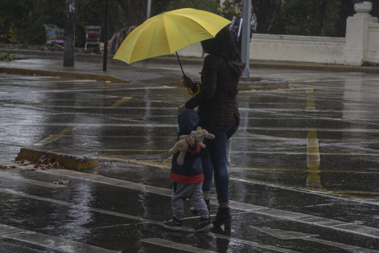 Confirman suspensión de clases en región del sur de Chile por las fuertes lluvias y viento