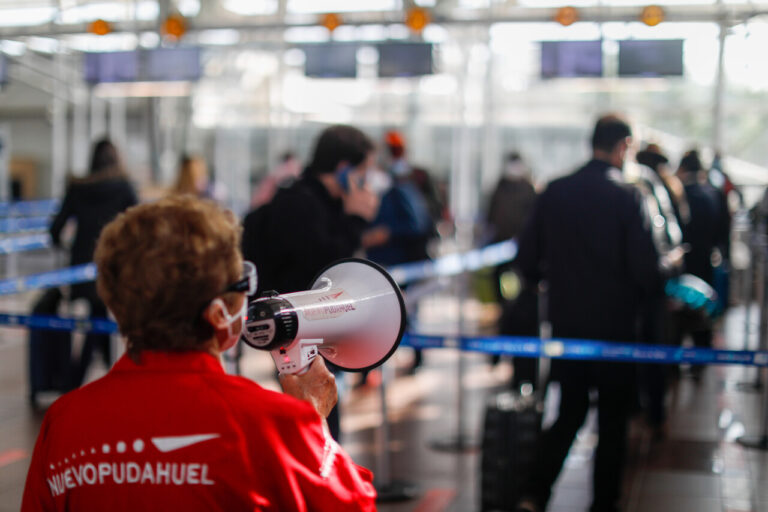 Falla informática mundial: Aeropuerto de Santiago pide a pasajeros revisar estado de vuelos