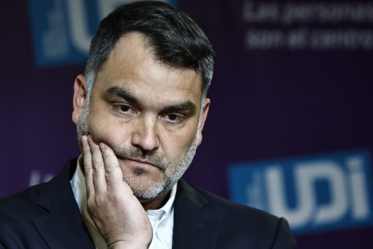 Todos los ojos sobre Javier Macaya: Cómo el senador puso en jaque a la UDI y a Chile Vamos tras los apoyos a su padre