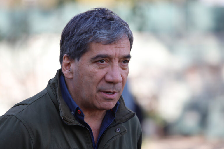 Diputados UDI emplazan a nuevo delegado de la RM a disculparse con Carabineros por haber usado polera del “perro matapacos”